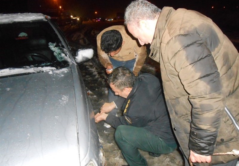 پلیس کردستان به مسافران گرفتار در برف و کولاک امدادرسانی کرد‌