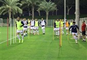 کودک بازیگوش اسیر در تور دروازه/ کمپ تیم ملی در قطر مشکی‌پوش شد