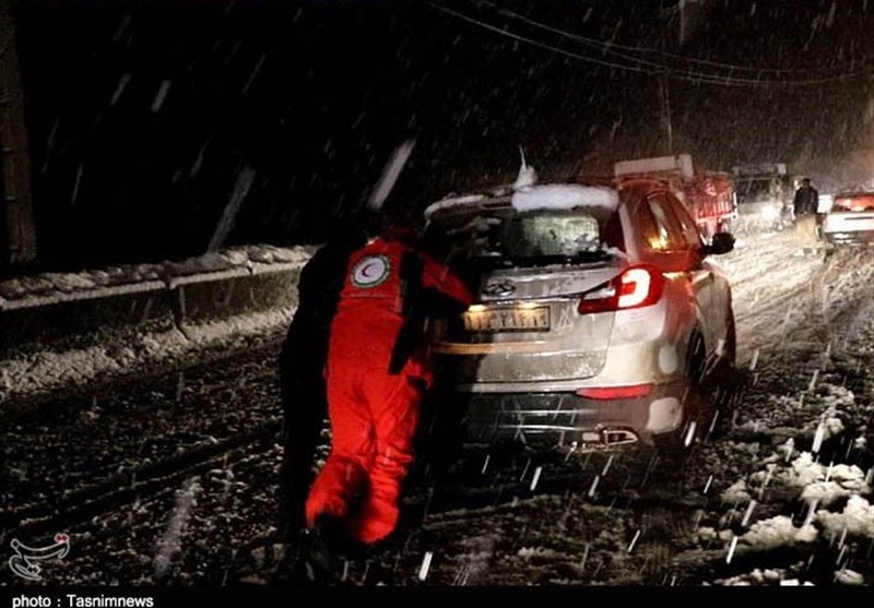 امدادرسانی هلال احمر قزوین به مسافران گرفتار در برف