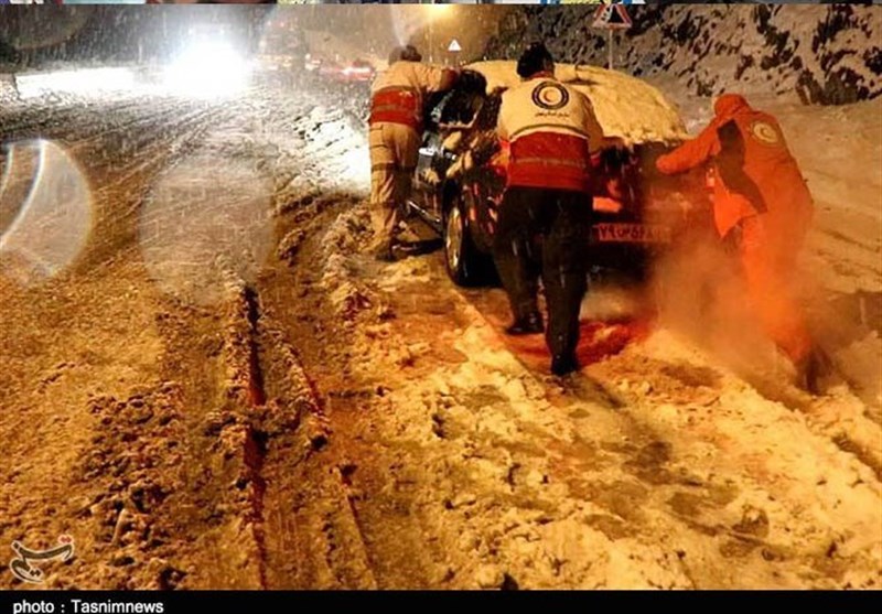امدادرسانی هلال‌احمر به مردم گرفتار در برف محورهای مواصلاتی کردستان به روایت تصویر