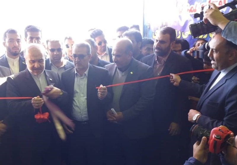 وزیر ورزش 2 سالن ورزشی را در روستاهای کازرون افتتاح کرد‌