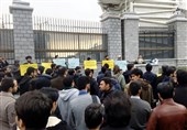 تجمع دانشجویان مقابل مجلس در اعتراض به اهانت نماینده سراوان