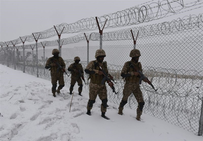 ادامه عملیات حصارکشی در مرز مشترک پاکستان و افغانستان زیر بارش برف +تصاویر