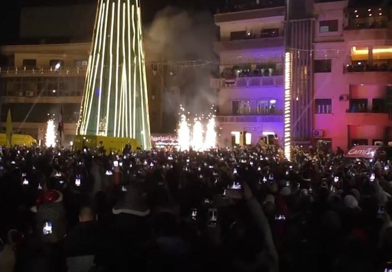 Christians in Damascus Light Largest Christmas Tree to Celebrate New Year (+Video)