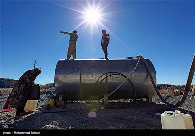 ایران جزو کشورهایی است که برای تامین آب مورد نیاز خود با مشکل مواجه است این مساله در مناطق محروم خراسان جنوبی و در روستاهای مرزی استان یک بحران محسوب میشود.در حدود 150 روستا دربخش شهرستان سربیشه به وسیله تانکرها برای مردمانش آبرسانی میشود.