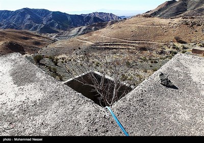  خشکسالی و کم آبی در این مناطق تبعات زیادی در مسایل کشاوزی اقتصادی اشتغال و بحران های اجتماعی و ... به وجودآورده است .گرمای تند خشکسالی سالهاست که در خراسان جنوبی فروکش نکرده است و هر ساله این گرمای بر عطش چشمه ها و قنات ها و چاه هایش افزوده است.