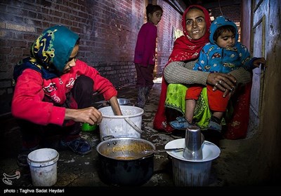 روبینا دختر بزرگ لچمه در کارهای خانه به مادرش کمک میکند