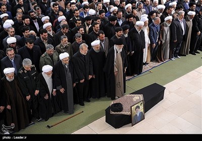 رہبرمعظم انقلاب اسلامی کی امامت میں آیت اللہ شاہرودی کی نماز جنازہ