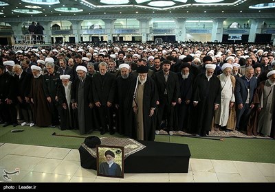 رہبرمعظم انقلاب اسلامی کی امامت میں آیت اللہ شاہرودی کی نماز جنازہ