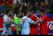 اصفهان| دیدار گیتی‌پسند و شهروند ساری پس از درگیری بین بازیکنان ناتمام ماند