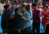 اصفهان| درگیری بین بازیکنان گیتی‌پسند و شهروند؛ هواداران سرخپوش از خجالت بازیکنان حریف درآمدند