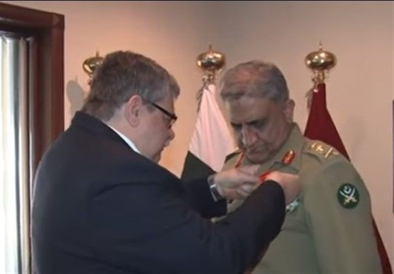 اعطای مدال ویژه افتخار کشور روسیه به فرمانده ستاد ارتش پاکستان