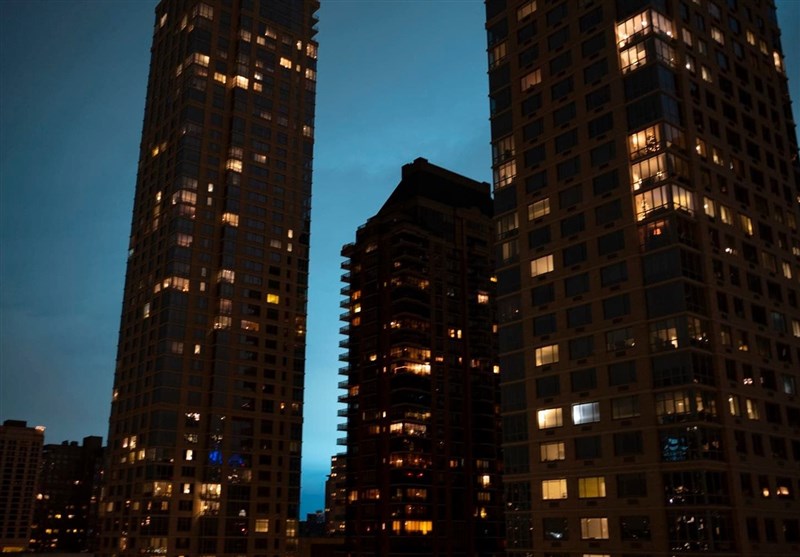 Transformer Blue Explosion Causes Scattered Power Outages in NYC (+Video)
