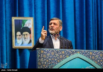 محمدحسین صفار هرندی در حال ایراد سخنرانی پیش از خطبه های نماز جمعه تهران