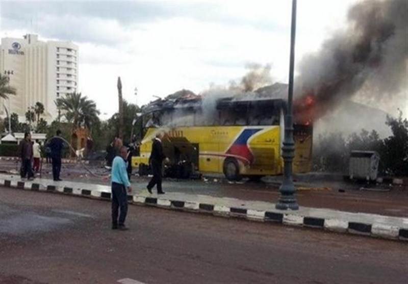مصر میں بس سڑک کنارے نصب بم سے ٹکرا گئی، چار افراد ہلاک