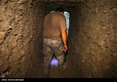 پاکسازی تونل های شهر ابوکمال سوریه از تله های انفجاری که بصورت پراکنده توسط تروریست های تکفیری برای گرفتن تلفات کار گذاشته می شود