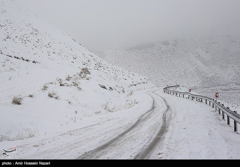 بارش برف و کولاک شدید راه ارتباطی 15 روستای مراغه را مسدود کرد