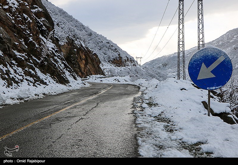 بارش برف و باران در برخی محورهای فارس؛ مه‌گرفتگی در محور کازرون