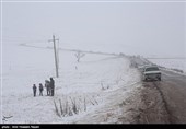 بارش برف و باران در محورهای 16 استان/تردد در جاده‌های کوهستانی با زنجیر چرخ