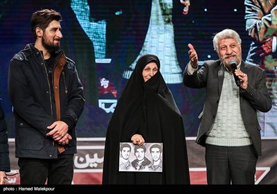 صادق آهنگران، مادر شهیدان خالقی‌پور و حامد زمانی در مراسم افتتاحیه نهمین جشنواره مردمی فیلم عمار