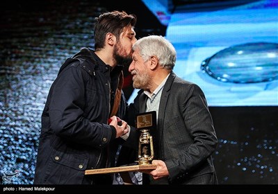 بوسه حامد زمانی بر پیشانی صادق آهنگران در مراسم افتتاحیه نهمین جشنواره مردمی فیلم عمار