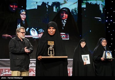 تقدیر از دختر شیخ ابراهیم زکزاکی در مراسم افتتاحیه نهمین جشنواره مردمی فیلم عمار
