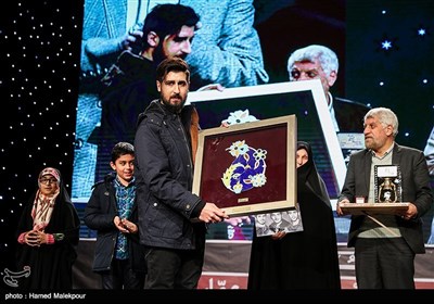 اهدای کاشی حرم امام رضا(ع) به حامد زمانی در مراسم افتتاحیه نهمین جشنواره مردمی فیلم عمار