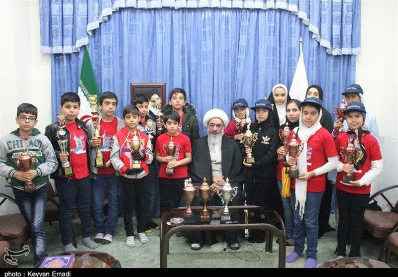 دیدار دانش‌آموزان مقام آور رشته «یو.سی.مس» با آیت الله صفایی بوشهری به روایت تصویر