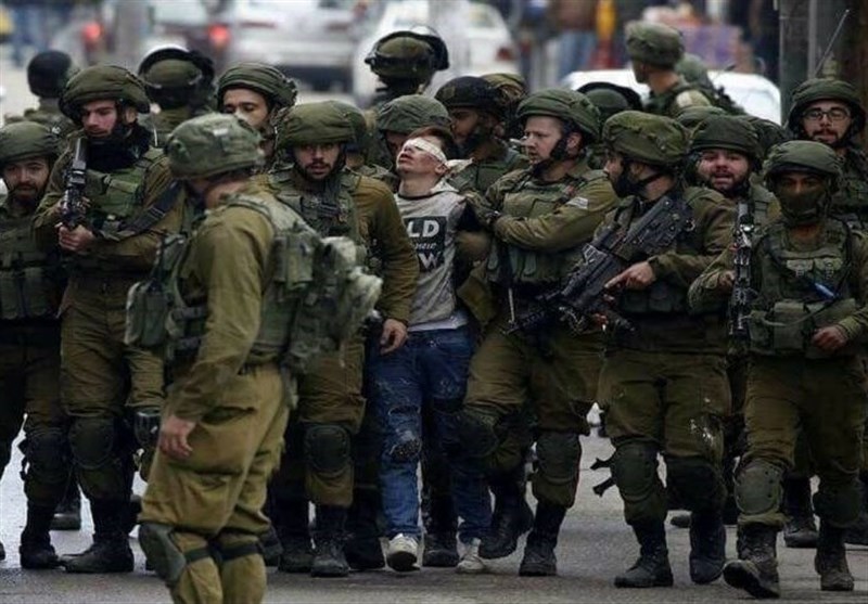 العدو الصهیونی یعتقل 30 فلسطینیا لیلًا فی أنحاء متفرقة من الضفة الغربیة