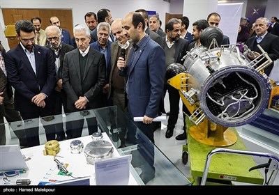بازدید منصور غلامی وزیر علوم و محمدجواد آذری جهرمی وزیر ارتباطات از نمایشگاه پژوهشگاه فضایی ایران