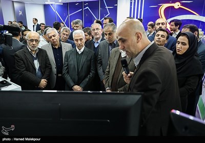 بازدید منصور غلامی وزیر علوم از نمایشگاه پژوهشگاه فضایی ایران
