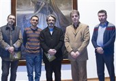 حسین علیزاده در بازدید از نمایشگاه &quot;الحق مع علی&quot;: رنگ ها در سکوتی باشکوه فریاد می‌زنند