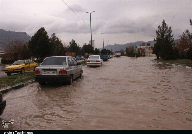 سیلاب در خیابان‌های خرم‌آباد به روایت تصویر