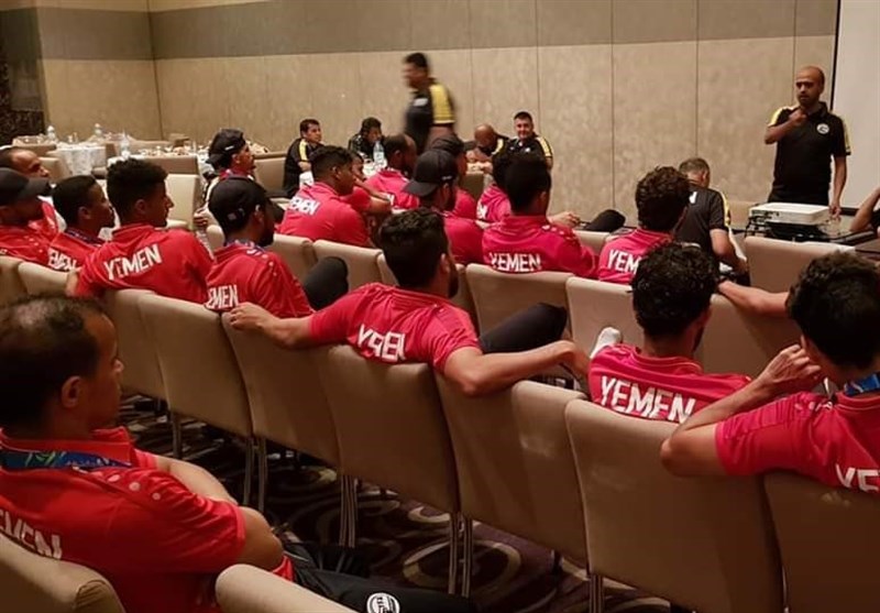 بازیکنان یمن در نشست آشنایی با قوانین جام ملت‌ها / تمرین‌های سخت 2 بازیکن یمنی برای رسیدن به بازی با ایران + عکس
