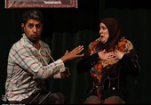 کاشان| نمایش کمدی «یک دل و نصف دلبر» به روایت تصویر