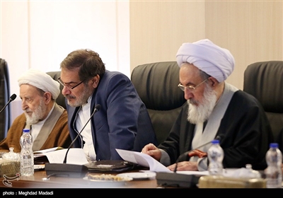 علی شمخانی و آیت الله یزدی در جلسه مجمع تشخیص مصلحت نظام به ریاست آیت الله آملی لاریجانی