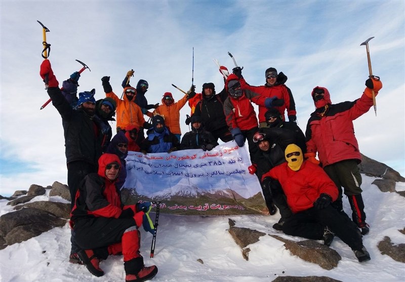 صعود کوهنوردان منتخب ارتش به قله 3580 متری یخچال در همدان