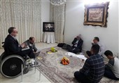 دیدار مسئولان بنیاد شهید با مدیر ساده‌زیست جانباز در تهران+عکس