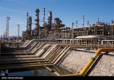 خوراک مورد نیاز پالایشگاه نفت ستاره خلیج فارس از طریق یک خط لوله به طول بیش از 485 کیلومتر از پالایشگاه‌های گاز پارس جنوبی تأمین می شود