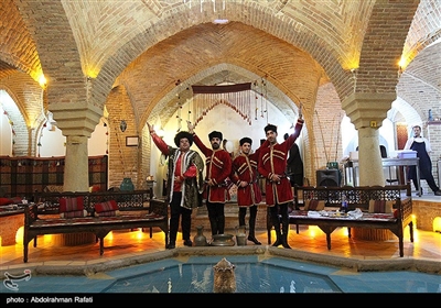 جشنواره سنتی کرسی نشینی در حمام تاریخی قلعه همدان