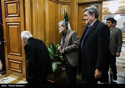 پیروز حناچی و سیدمرتضی طباطبایی در پایان نشست مشترک شهرداران تهران در دوره انقلاب