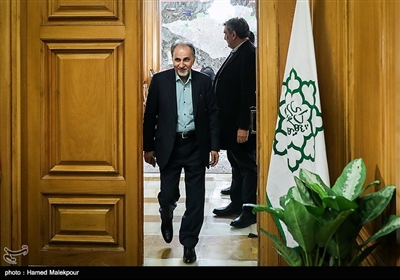 محمدعلی نجفی در پایان نشست مشترک شهرداران تهران در دوره انقلاب