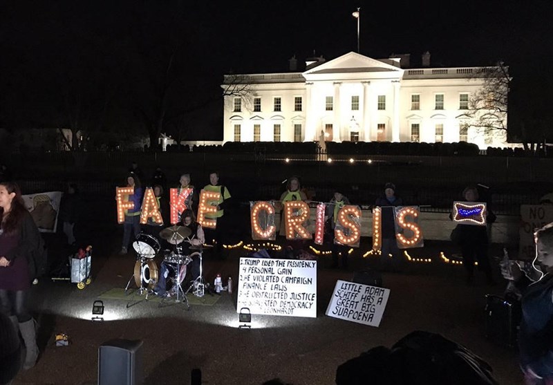 Crowd outside White House Protest Government’s Fake Crisis, Border Wall (+Video)
