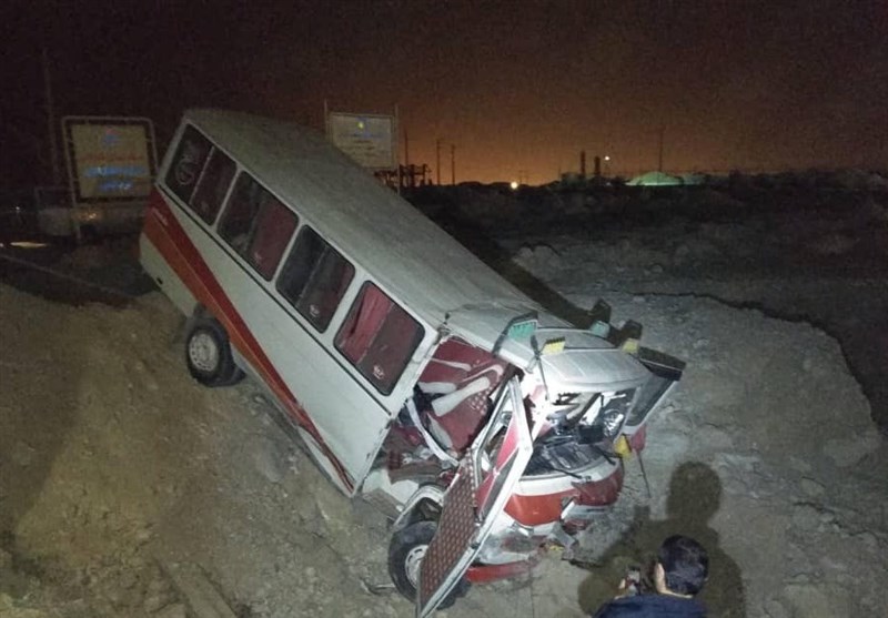 برخورد مینی‌بوس حامل کارگران پیمانکاری پتروشیمی بوشهر با خودرو سواری حادثه آفرید
