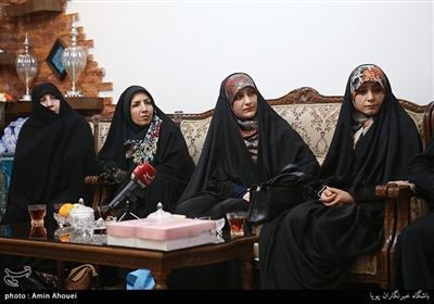 جمعی از همسران شهدای مدافع حرم از همسر جانباز مدافع حرم«رضا سلمانی» تقدیر کردند. 