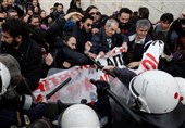 حمله پلیس یونان با گاز اشک آور به معلمان معترض
