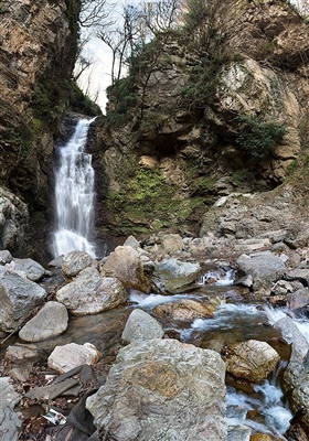 نام این آبشار از جلوه آن در روزهای بارانی مه آلود آمده است. در زمان بارش باران به دلیل افزایش میزان آبِ آبشار، شدت جوش و خروش آن بیشتر و در اثر شدت برخورد با آب حوضچه مقداری از آب نیز به سمت بالا پرتاب می شود. مه نیز به این طبیعت اضافه شده و گویی دودی سفید کل آبشار را در بر می گیرد به طوری که حوضچه پای آن دیده نمی شود. این تصویر ایجاد شده باعث نام گذاری این آبشار به این صورت شده است.