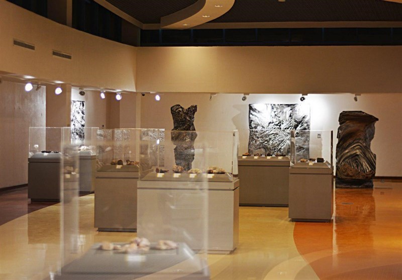هرمزگان| «شهاب سنگ‌ها» در موزه خلیج فارس به نمایش گذاشته شد