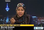غل و زنجیر کشیدن و اهانت به حجاب &quot;خبرنگار مسلمان پرس‌تی‌وی&quot; توسط مدعیان دمکراسی امریکایی