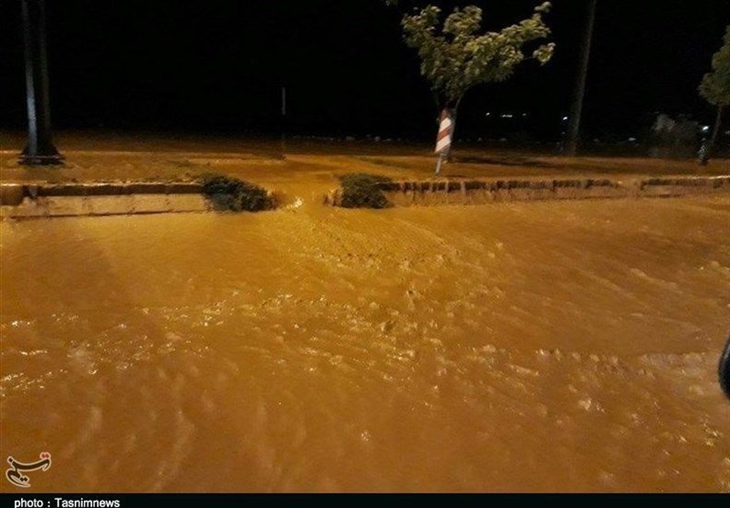 وقوع سیلاب در خرم‌آباد؛ روستای ناصروند در محاصره آب قرار دارد